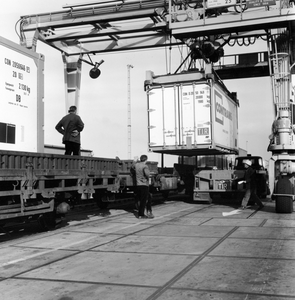 171667 Afbeelding van het vervoer van containers in de Westhaven te Amsterdam.